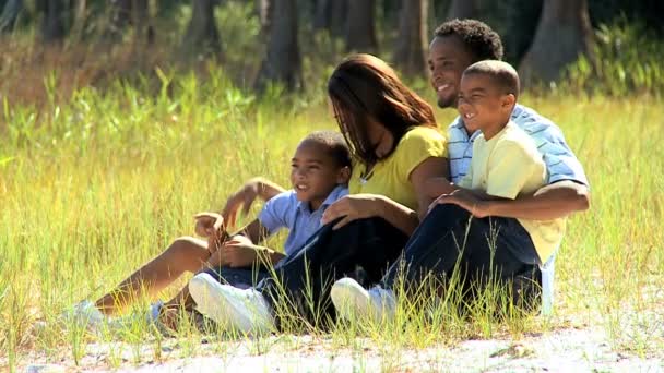 Joven familia étnica diversión en el parque — Vídeos de Stock