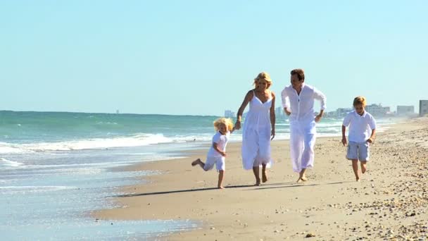 年轻的白人家庭海滩的乐趣 — 图库视频影像