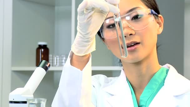 Студент-медик, работающий со стерильным оборудованием — стоковое видео