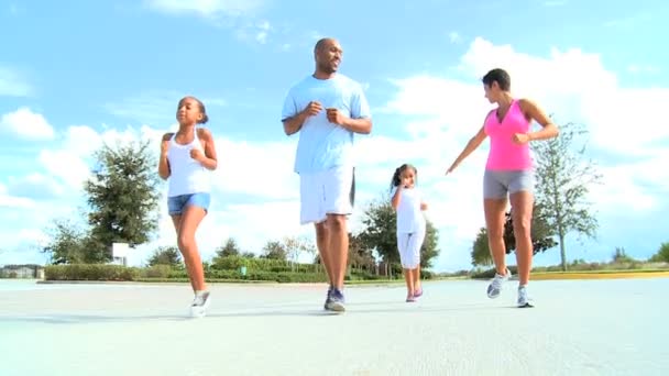 Jogging saludable de la familia étnica joven — Vídeo de stock