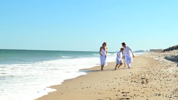 Jonge Kaukasische familie strand plezier — Stockvideo