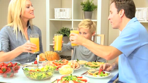 Νεαρή καυκάσιος οικογένεια μοιράζονται το υγιές γεύμα μαζί — Αρχείο Βίντεο