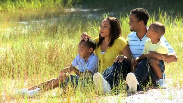 Giovane famiglia etnica godendo del parco — Video Stock