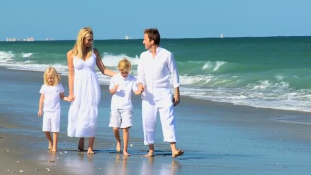 Familia saludable Playa Vacaciones Diversión — Vídeos de Stock