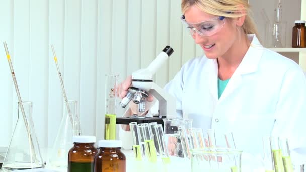 Investigadora médica femenina en laboratorio — Vídeos de Stock