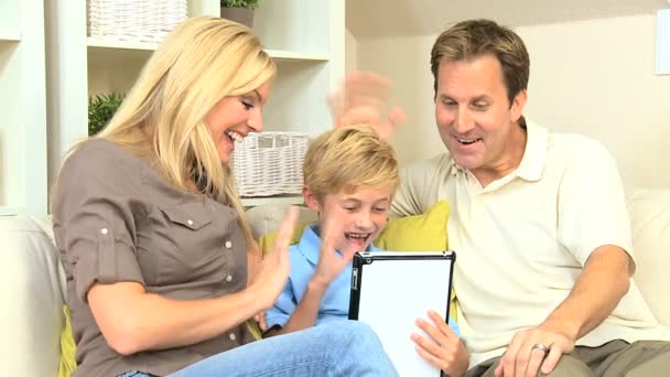 Νεαρή οικογένεια χρησιμοποιώντας ασύρματη δισκίο για σε απευθείας σύνδεση τηλεοπτική συνομιλία — Αρχείο Βίντεο