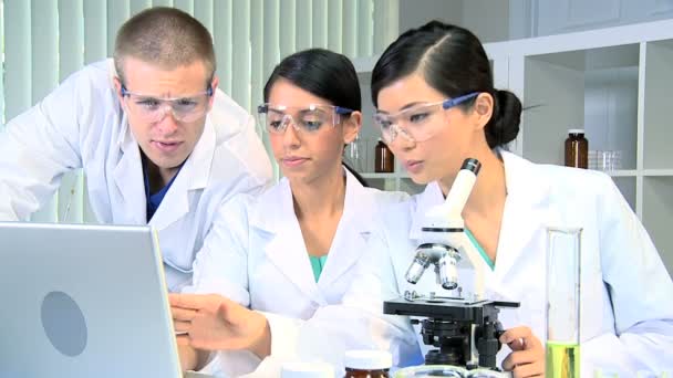 Médico Masculino em Laboratório com Estudantes de Medicina — Vídeo de Stock