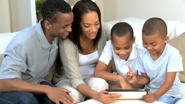 若い男の子とワイヤレス タブレットと両親 — ストック動画