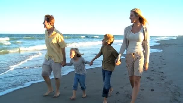 家庭组沿着海滩走回家 — 图库视频影像