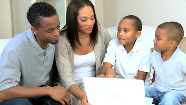 族裔父母看着儿子使用的便携式计算机 — 图库视频影像