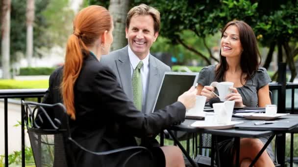 Ejecutivos de negocios inteligentes Reuniones al aire libre — Vídeo de stock