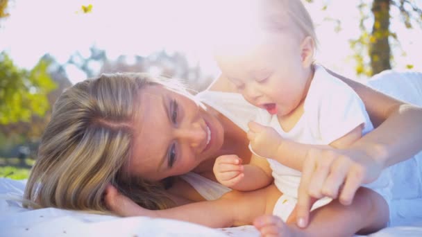 屋外の赤ん坊息子と若いお母さん — ストック動画