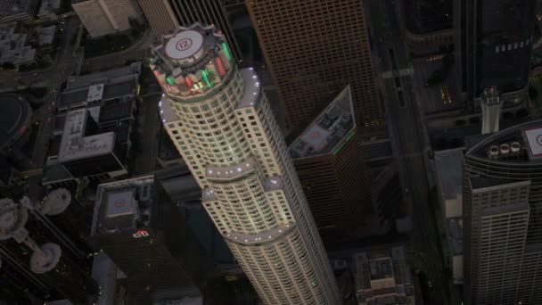 우리 은행 탑, 로스 앤젤레스, 미국의 황혼에 공중 보기 — 비디오