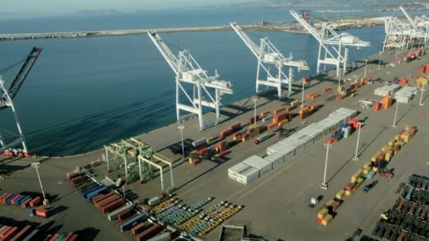 Vista aerea di gru di sollevamento container, Porto di Oakland, San Francisco, USA — Video Stock