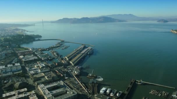 Aerial view over Fishermans Wharf and the Golden Gate bridge, USA — Stock Video