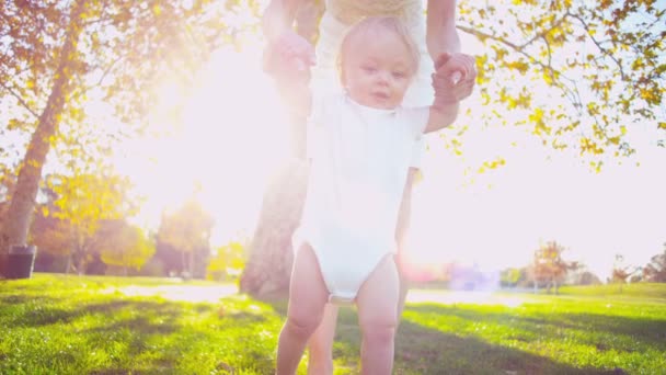 Baby praktiserande första steg — Stockvideo