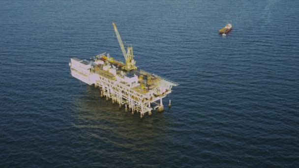 Luchtfoto van de diepe oceaan olieplatform, Verenigde Staten — Stockvideo
