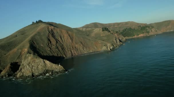 Vista aérea en helicóptero de bajo ángulo del puente Golden Gate, San Francisco, EE.UU. — Vídeos de Stock