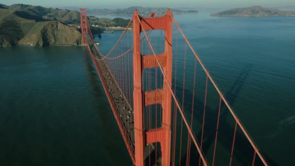 Vista aérea del tráfico en Golden Gate Bridge, San Francisco, EE.UU. — Vídeos de Stock