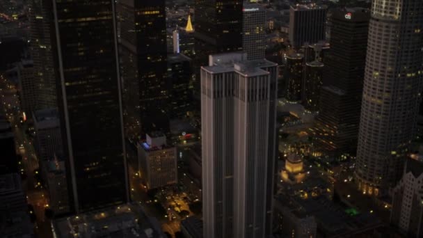 Flygfoto i skymningen av staden skyskrapor los angeles, usa — Stockvideo