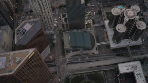 Vertikala Flygfoto av skyskrapor i downtown los angeles, usa — Stockvideo