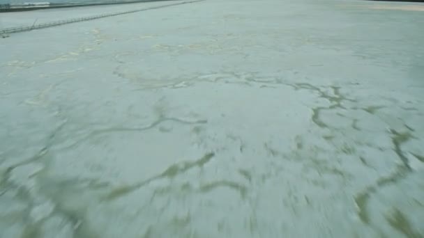 Luftaufnahme von Salinen zur Salzgewinnung durch Sonnenenergie — Stockvideo