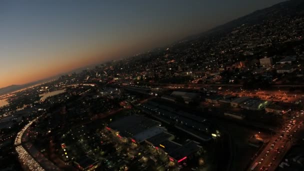 忙しい高速道路交通、アメリカ合衆国の夕焼け空撮 — ストック動画