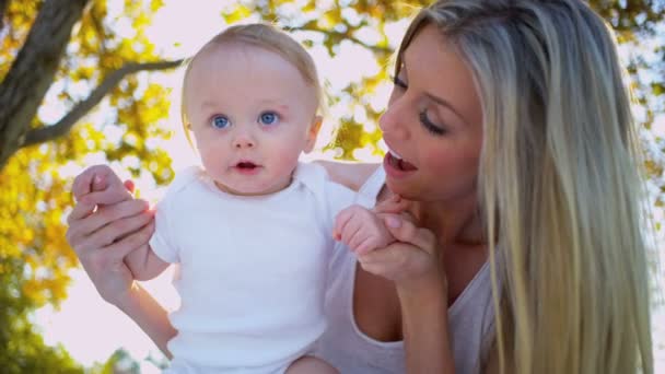 Jeune enfant Pratiquer les premiers pas — Video