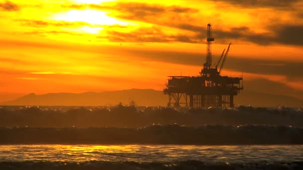 Морская нефтедобывающая платформа — стоковое видео