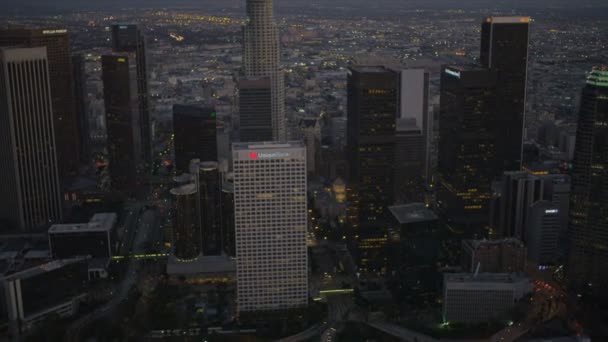 Vista aérea del atardecer de los rascacielos del centro LA, EE.UU. — Vídeo de stock