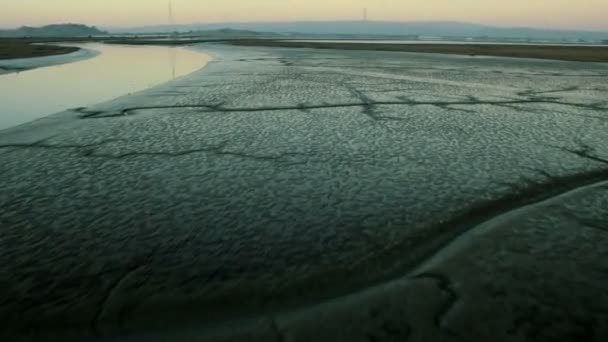 Вид с воздуха соляных кастрюль, предназначенных для производства соли солнечной энергией — стоковое видео