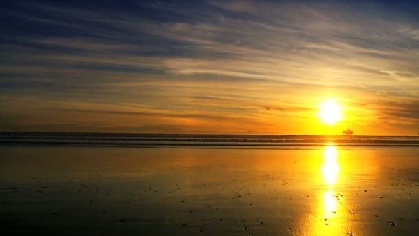 Coucher de soleil lointain de plate-forme pétrolière — Video