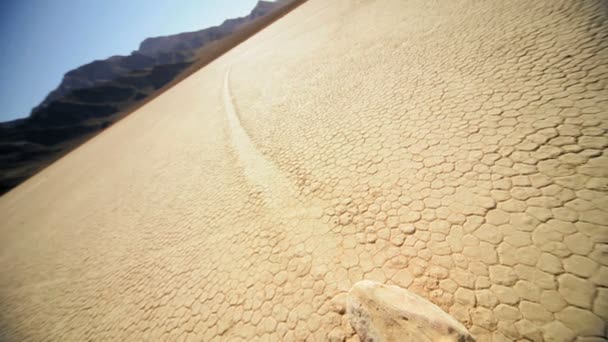 Stezka z death valley plachtění kameny — Stock video