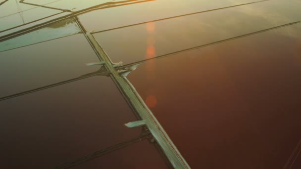 Luchtfoto van de zoutpannen ontworpen voor de productie van zout door zonne-energie — Stockvideo