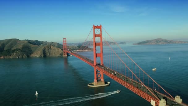 Vista aérea de barcos náuticos, tráfico por carretera, Golden Gate Bridge, EE.UU. — Vídeo de stock