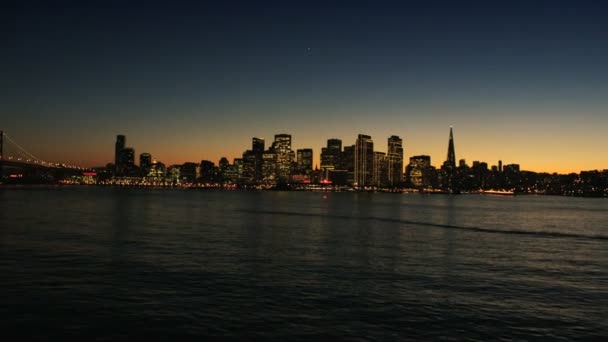 Zonsondergang luchtfoto van de stad en de haven van san francisco, usa — Stockvideo