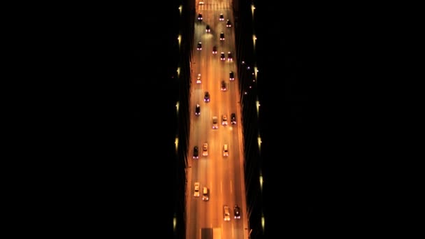 Вертикальні повітряних нічний погляд освітленій автостради, міст через затоку Окленд, San Francisco, США — стокове відео