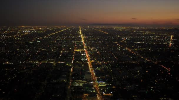 Vue aérienne de la circulation nocturne en banlieue, Los Angeles, États-Unis — Video