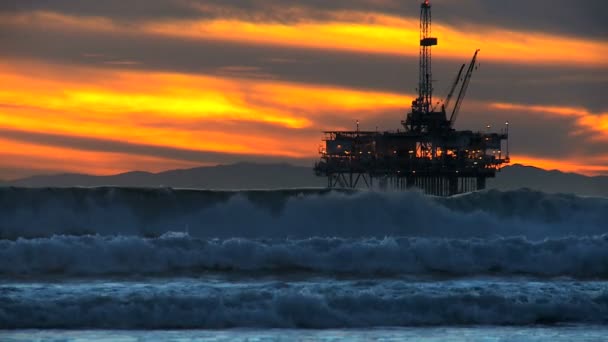 Distante Oil Rig pôr do sol — Vídeo de Stock