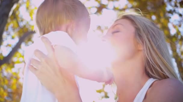 Madre cariñosa con su bebé — Vídeo de stock