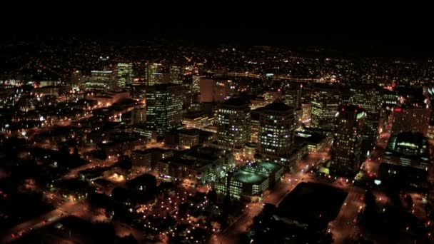 Воздушная ночь освещенный городской пейзаж, Северная Америка — стоковое видео