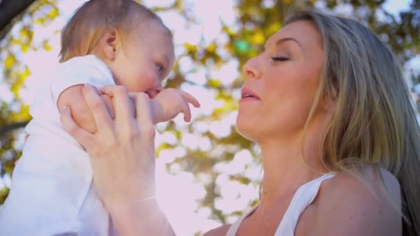 Mamma och baby kul utomhus — Stockvideo