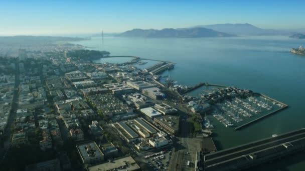 Vista aérea sobre Fishermans Wharf y Alcatraz, EE.UU. — Vídeo de stock