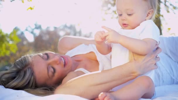 Bella giovane mamma e suo bambino — Video Stock