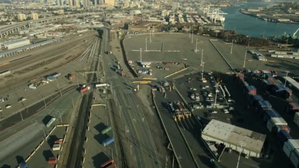 Hava dikey görüntülemek port oakland a konteyner liman, ABD — Stok video