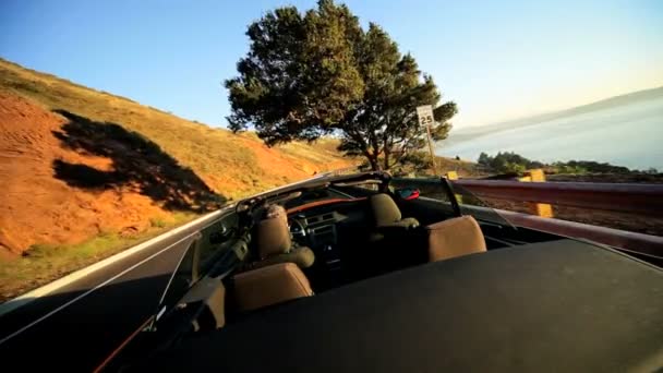 Vakantie drijvende kronkelende kust snelweg — Stockvideo