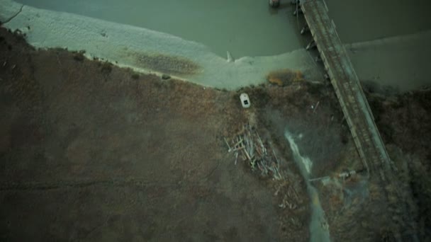 Vista aérea de puentes oscilantes en estanques de sal — Vídeo de stock