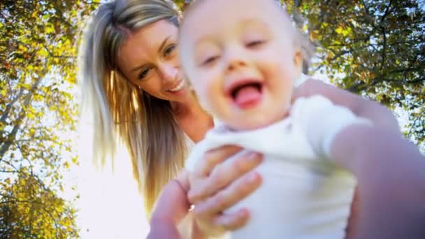 Schattige baby en mamma buiten spelen — Stockvideo