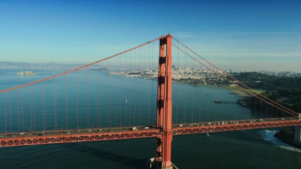 Golden gate Köprüsü san francisco, ABD üzerinden havadan görünümü — Stok video