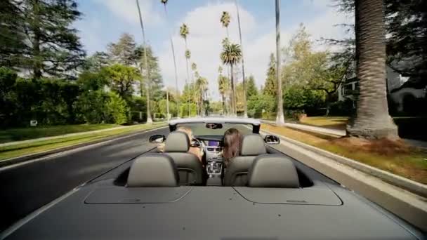 Meisjes zingen lachen in luxe cabriolet — Stockvideo